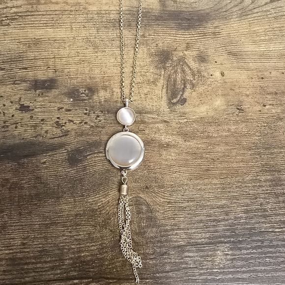 New paparazzi Gold and Cream Pendant Necklace and earrings set - Picture 1 of 7